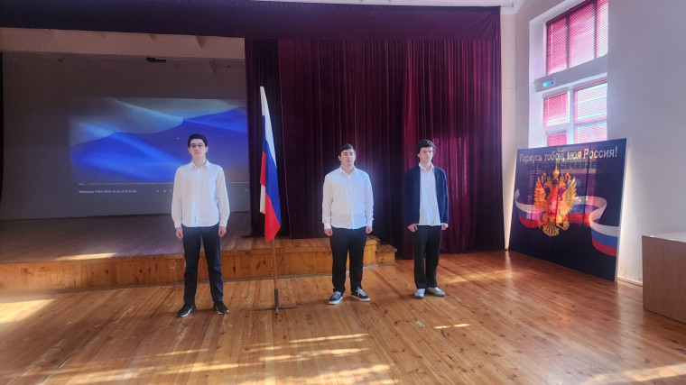 Поднятие флага.