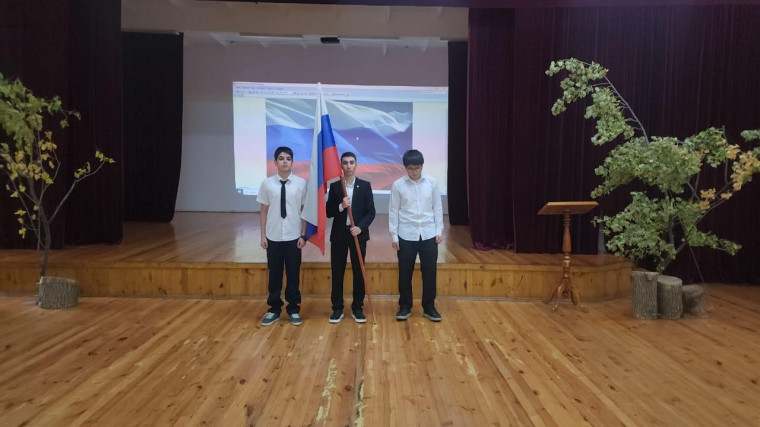 Поднятие флага.
